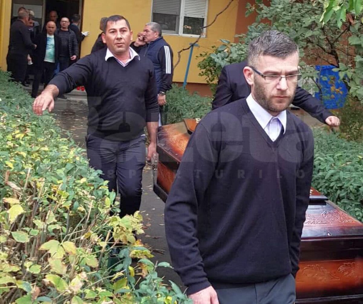 A MURIT ILIE BALACI // UPDATE / FOTO Imagini tulburătoare de azi din Bănie » Zeci de oameni au venit în fața blocului în care a decedat "Minunea Blondă". Sicriul va fi depus luni la Biserica Sf. Ilie