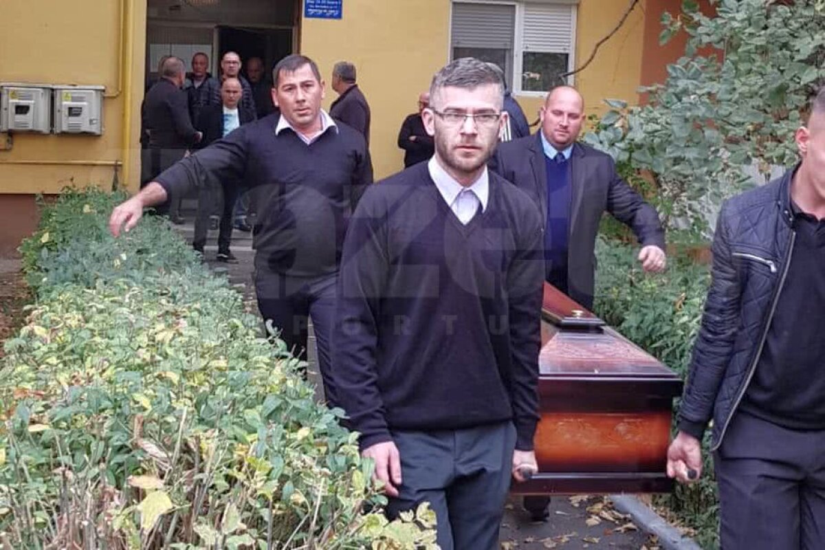 A MURIT ILIE BALACI // UPDATE / FOTO Imagini tulburătoare de azi din Bănie » Zeci de oameni au venit în fața blocului în care a decedat "Minunea Blondă". Sicriul va fi depus luni la Biserica Sf. Ilie
