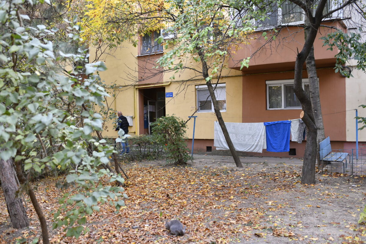 A MURIT ILIE BALACI // UPDATE / FOTO Imagini tulburătoare de azi din Bănie » Zeci de oameni au venit în fața blocului în care a decedat "Minunea Blondă". Sicriul va fi depus luni la Biserica Sf. Ilie