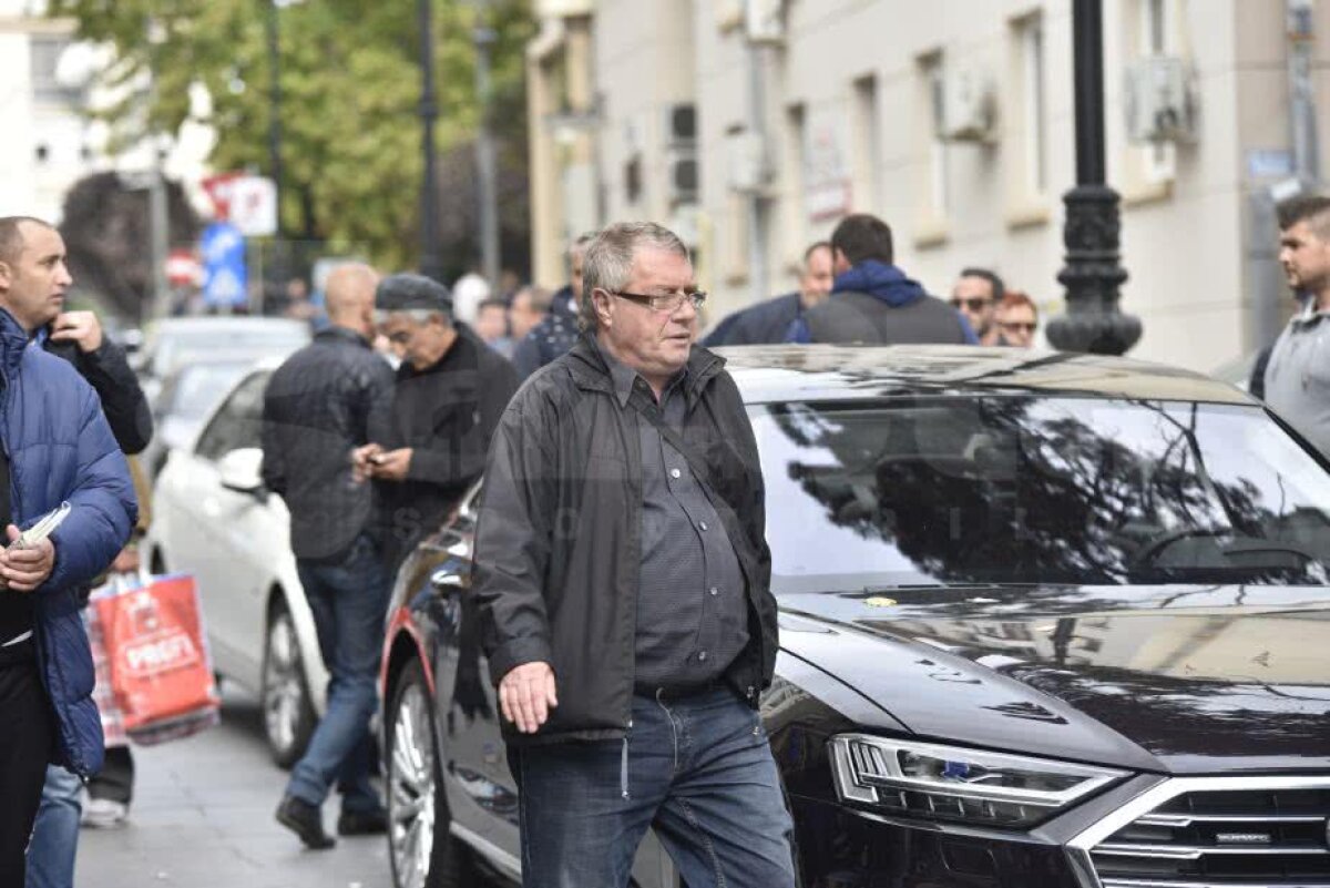 UPDATE FOTO Sicriul cu trupul lui Ilie Balaci a fost depus la stadionul "Ion Oblemenco" » Personalități marcante din lumea fotbalului au adus un ultim omagiu