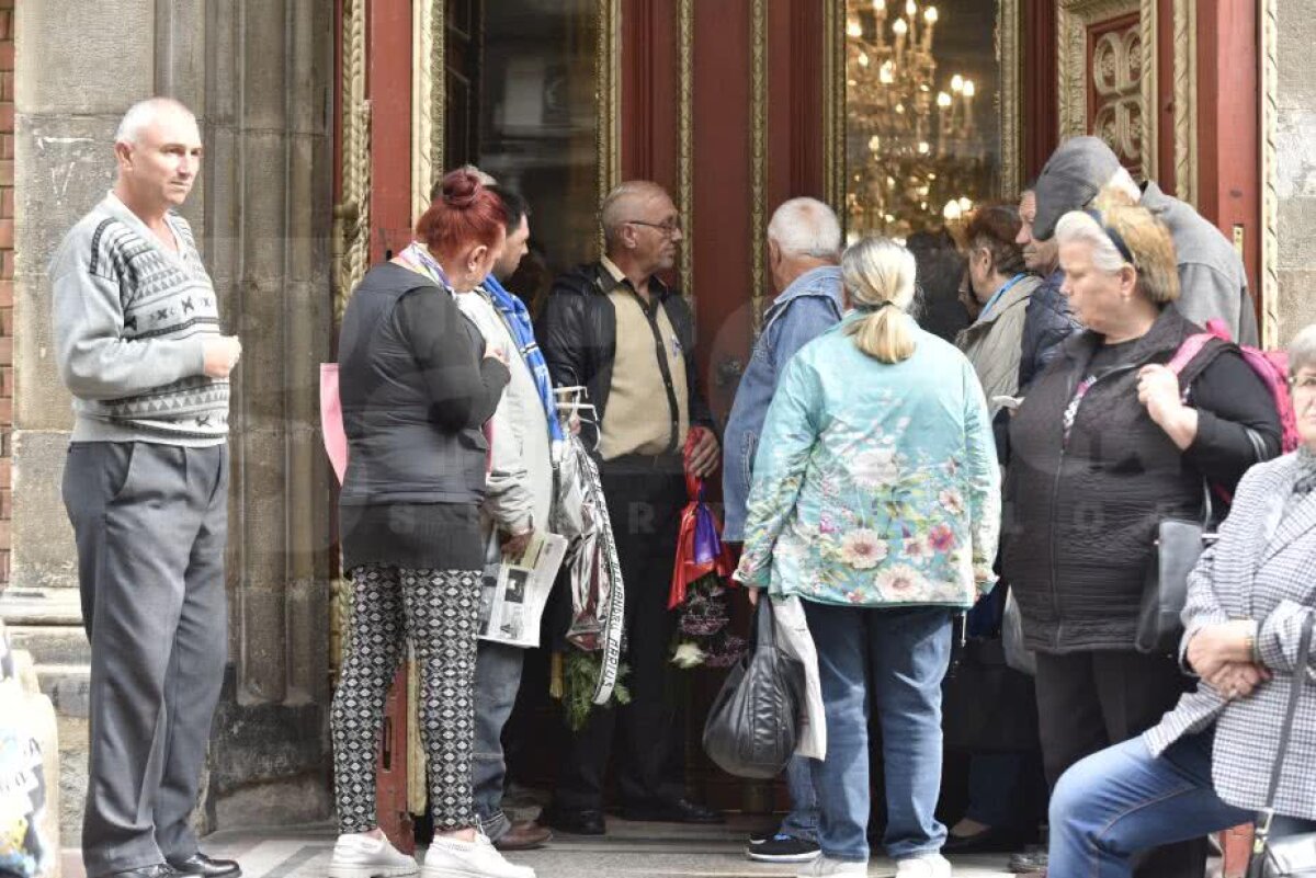 UPDATE FOTO Sicriul cu trupul lui Ilie Balaci a fost depus la stadionul "Ion Oblemenco" » Personalități marcante din lumea fotbalului au adus un ultim omagiu