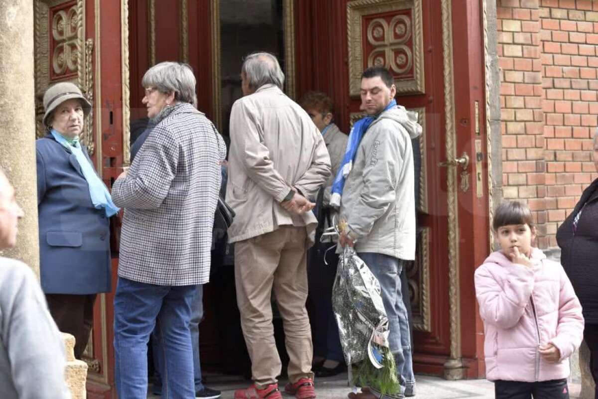 UPDATE FOTO Sicriul cu trupul lui Ilie Balaci a fost depus la stadionul "Ion Oblemenco" » Personalități marcante din lumea fotbalului au adus un ultim omagiu