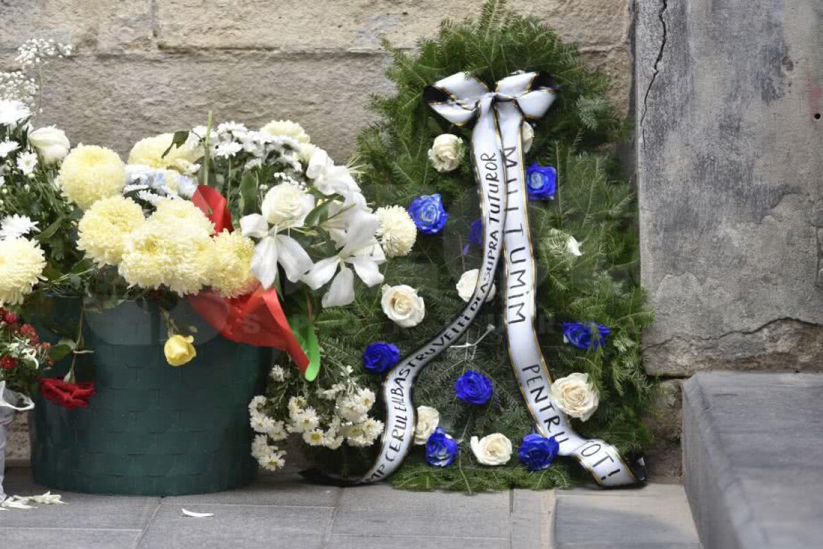 UPDATE FOTO Sicriul cu trupul lui Ilie Balaci a fost depus la stadionul "Ion Oblemenco" » Personalități marcante din lumea fotbalului au adus un ultim omagiu