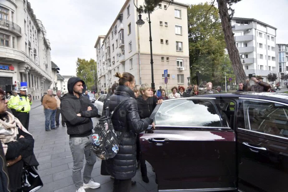UPDATE FOTO Sicriul cu trupul lui Ilie Balaci a fost depus la stadionul "Ion Oblemenco" » Personalități marcante din lumea fotbalului au adus un ultim omagiu