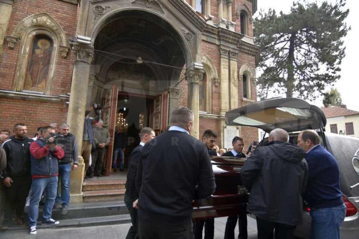 UPDATE FOTO Sicriul cu trupul lui Ilie Balaci a fost depus la stadionul "Ion Oblemenco" » Personalități marcante din lumea fotbalului au adus un ultim omagiu