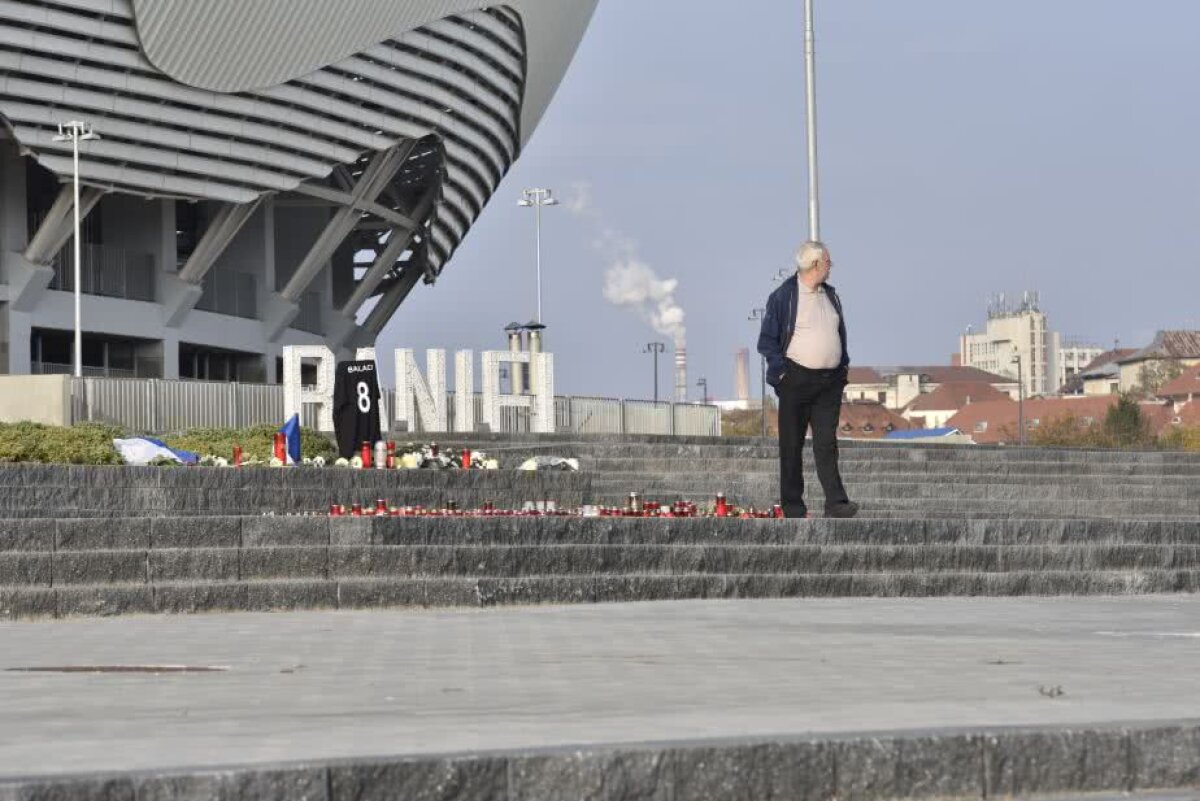 UPDATE FOTO Sicriul cu trupul lui Ilie Balaci a fost depus la stadionul "Ion Oblemenco" » Personalități marcante din lumea fotbalului au adus un ultim omagiu