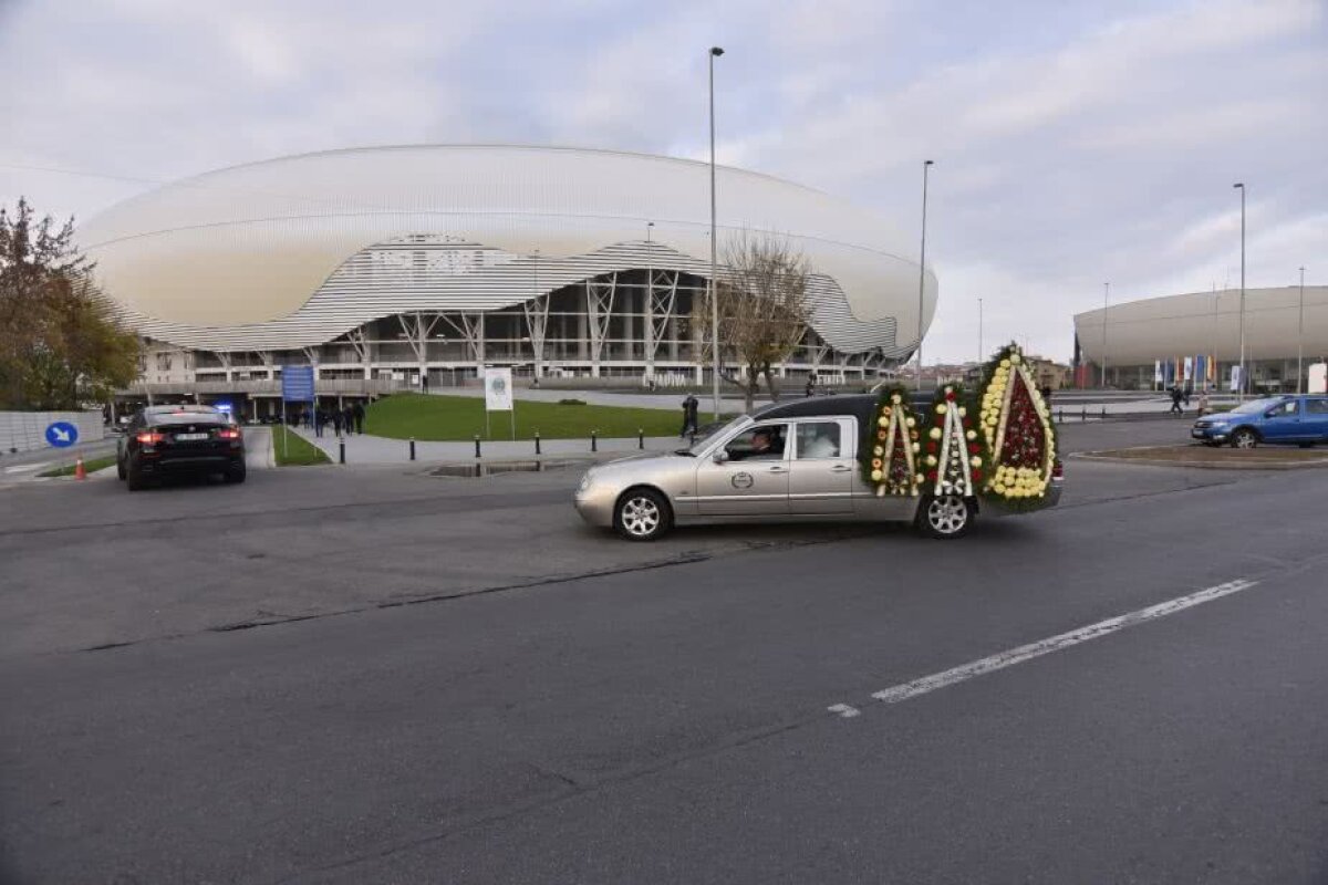 UPDATE FOTO Sicriul cu trupul lui Ilie Balaci a fost depus la stadionul "Ion Oblemenco" » Personalități marcante din lumea fotbalului au adus un ultim omagiu