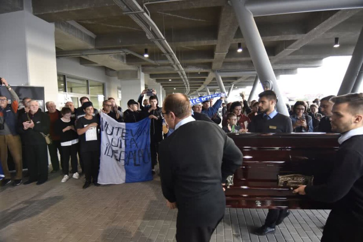 UPDATE FOTO Sicriul cu trupul lui Ilie Balaci a fost depus la stadionul "Ion Oblemenco" » Personalități marcante din lumea fotbalului au adus un ultim omagiu