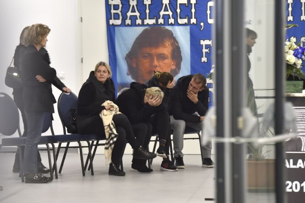 UPDATE FOTO Sicriul cu trupul lui Ilie Balaci a fost depus la stadionul "Ion Oblemenco" » Personalități marcante din lumea fotbalului au adus un ultim omagiu