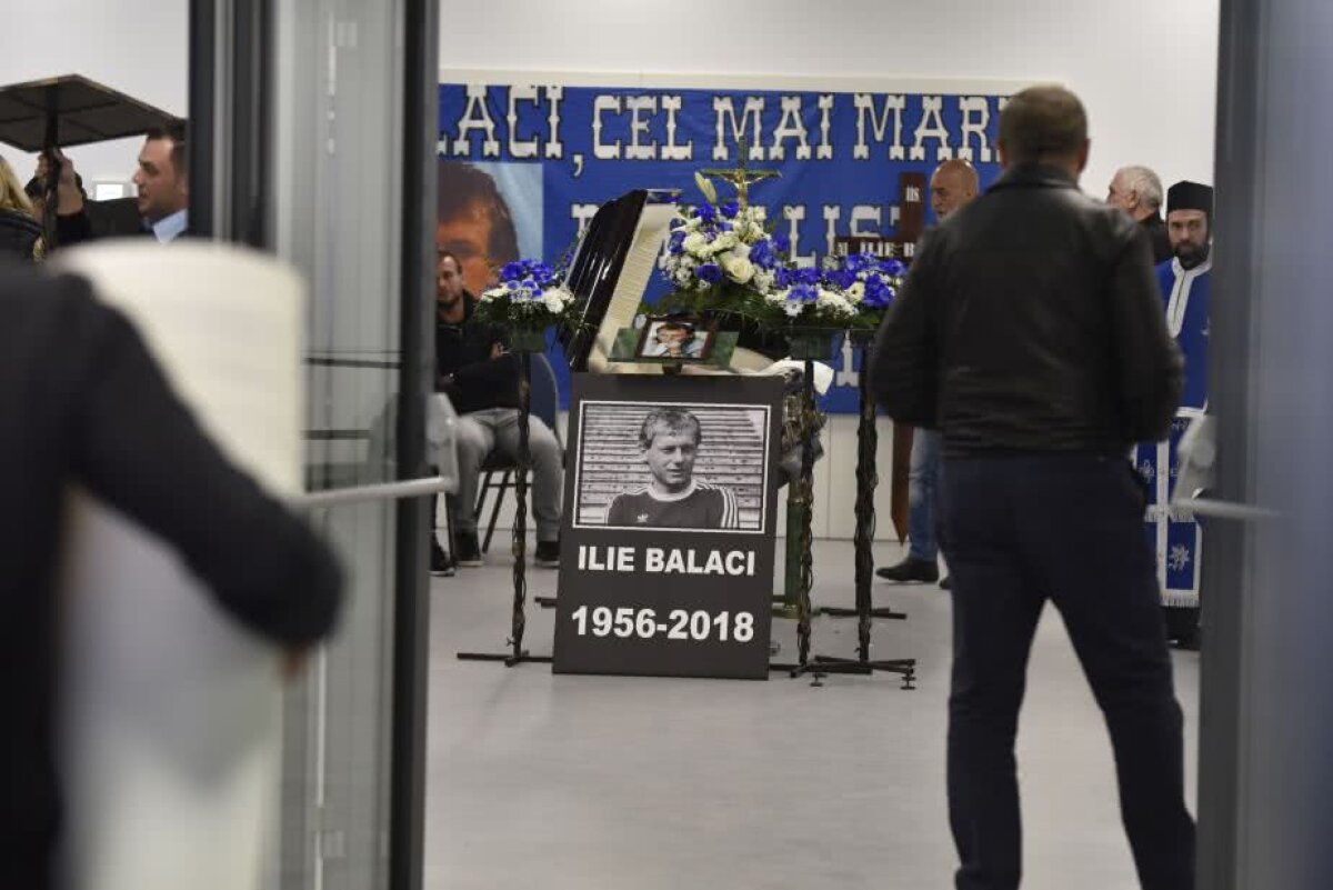 UPDATE FOTO Sicriul cu trupul lui Ilie Balaci a fost depus la stadionul "Ion Oblemenco" » Personalități marcante din lumea fotbalului au adus un ultim omagiu