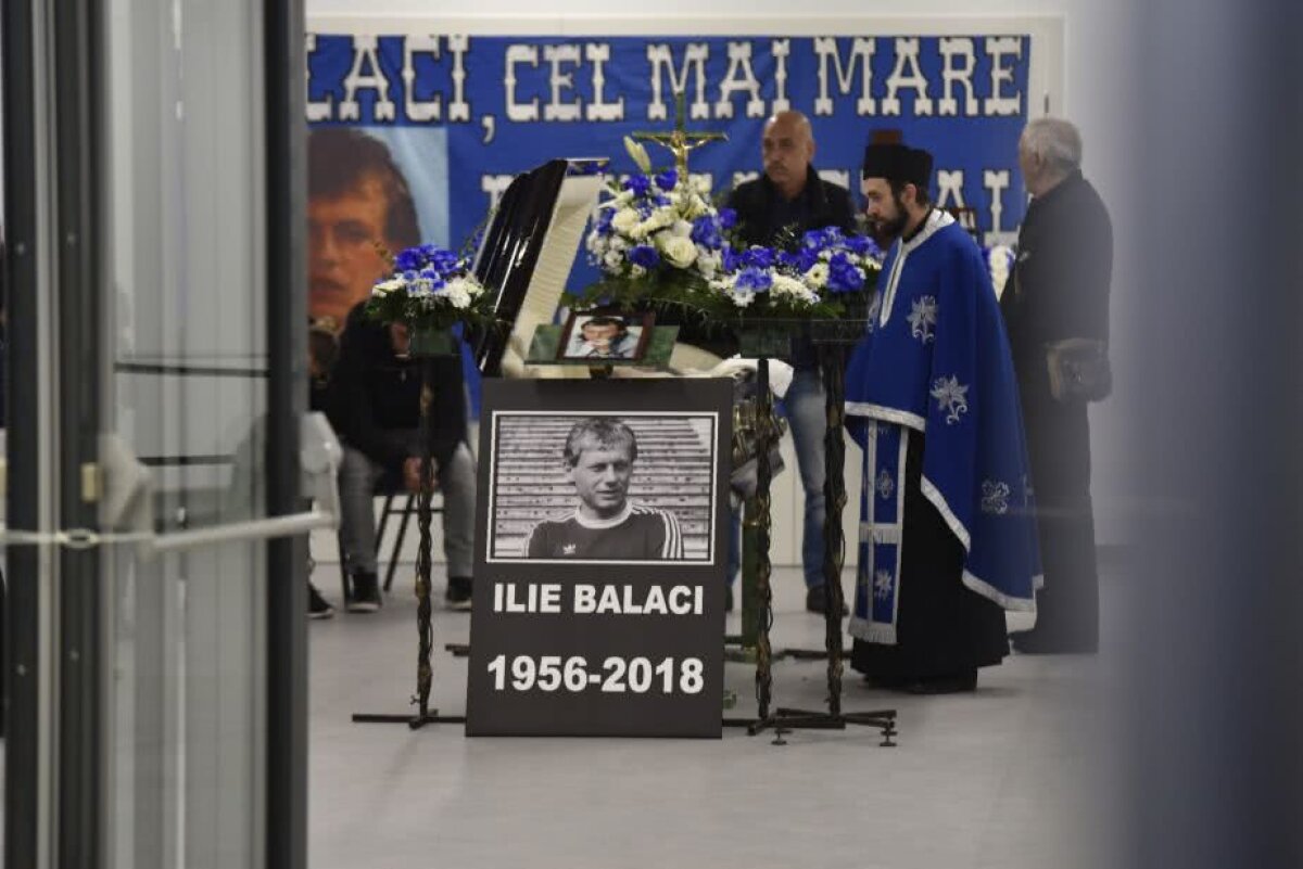 UPDATE FOTO Sicriul cu trupul lui Ilie Balaci a fost depus la stadionul "Ion Oblemenco" » Personalități marcante din lumea fotbalului au adus un ultim omagiu