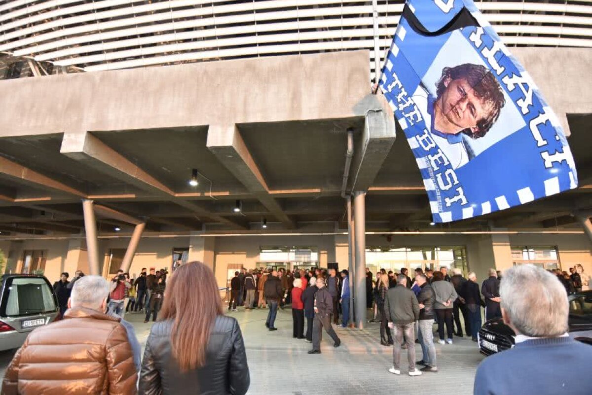 UPDATE FOTO Sicriul cu trupul lui Ilie Balaci a fost depus la stadionul "Ion Oblemenco" » Personalități marcante din lumea fotbalului au adus un ultim omagiu