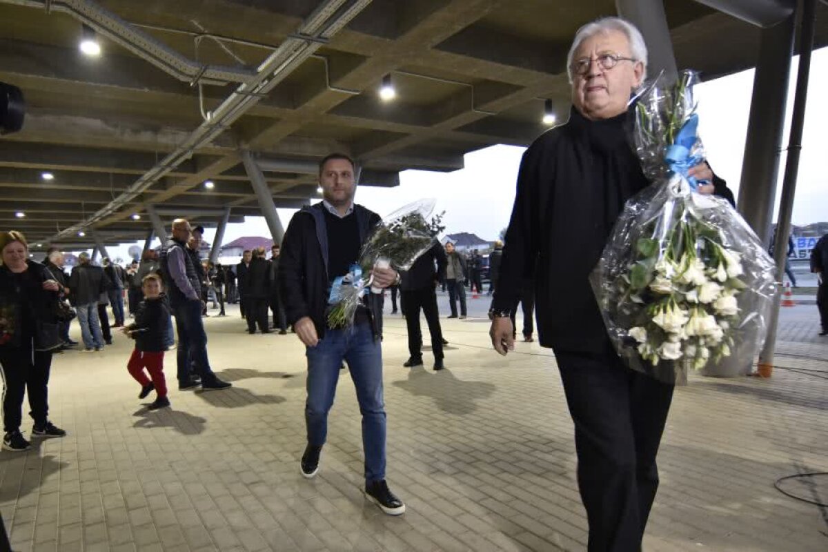 UPDATE FOTO Sicriul cu trupul lui Ilie Balaci a fost depus la stadionul "Ion Oblemenco" » Personalități marcante din lumea fotbalului au adus un ultim omagiu