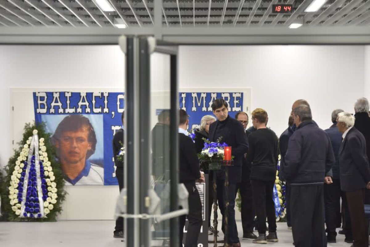 UPDATE FOTO Sicriul cu trupul lui Ilie Balaci a fost depus la stadionul "Ion Oblemenco" » Personalități marcante din lumea fotbalului au adus un ultim omagiu