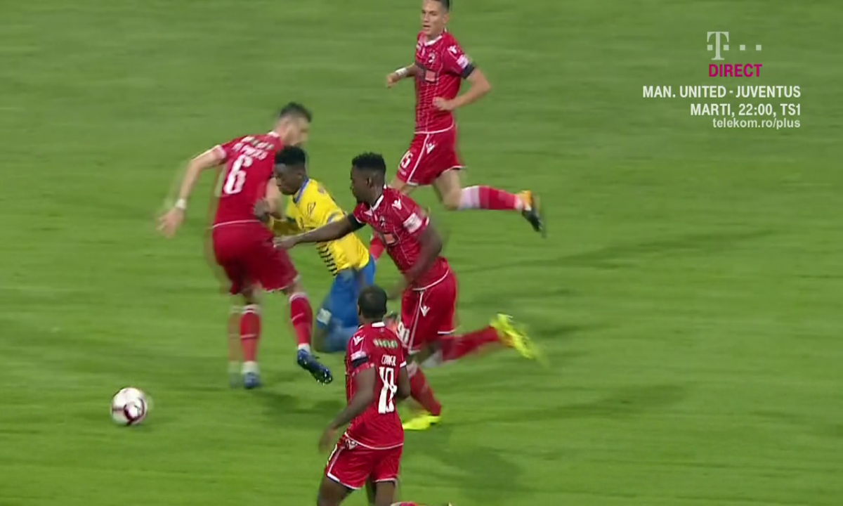 DINAMO - DUNĂREA CĂLĂRAȘI // FOTO Mediop Ndiaye a scăpat singur spre poarta lui Dinamo și a fost doborât » Verdictul lui Crăciunescu: "A fost fault cu siguranță!"
