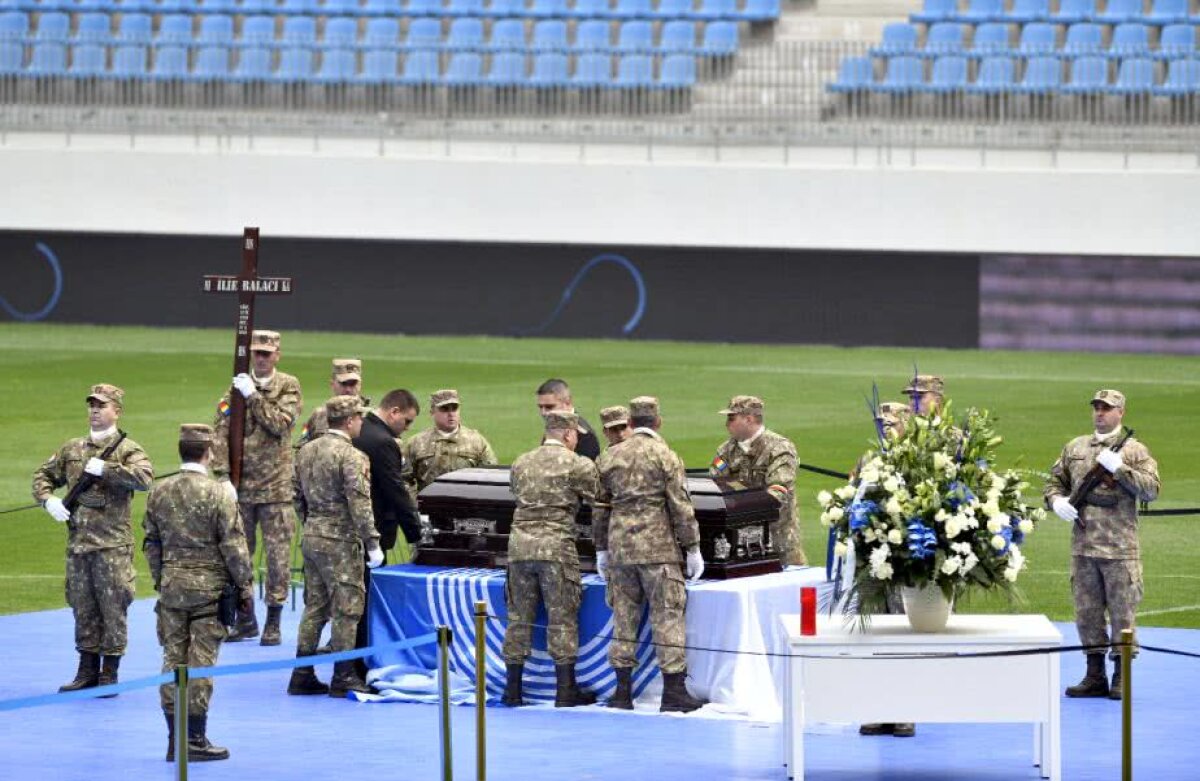 VIDEO + FOTO // Cei mai plânși cârlionți » Reportaj din Bănie pe ultimul drum al lui Ilie Balaci: "Cea mai lungă și grea zi a fotbalului oltean"