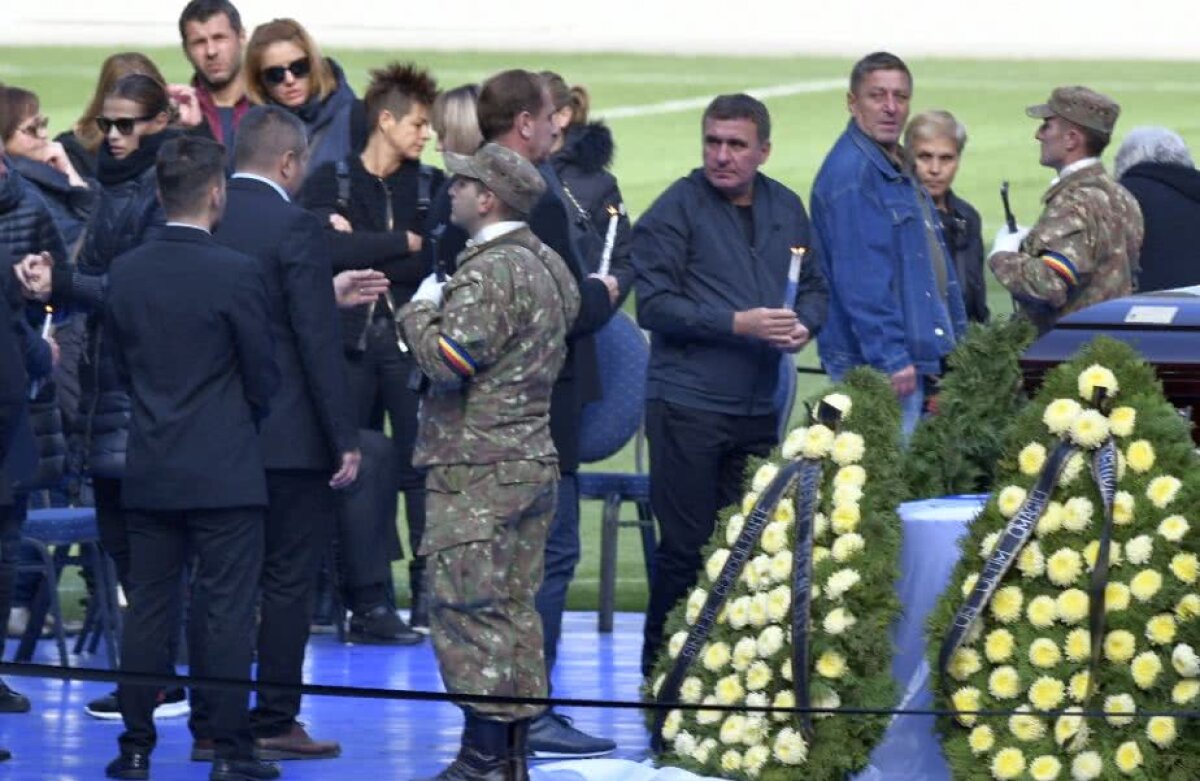 VIDEO + FOTO // Cei mai plânși cârlionți » Reportaj din Bănie pe ultimul drum al lui Ilie Balaci: "Cea mai lungă și grea zi a fotbalului oltean"