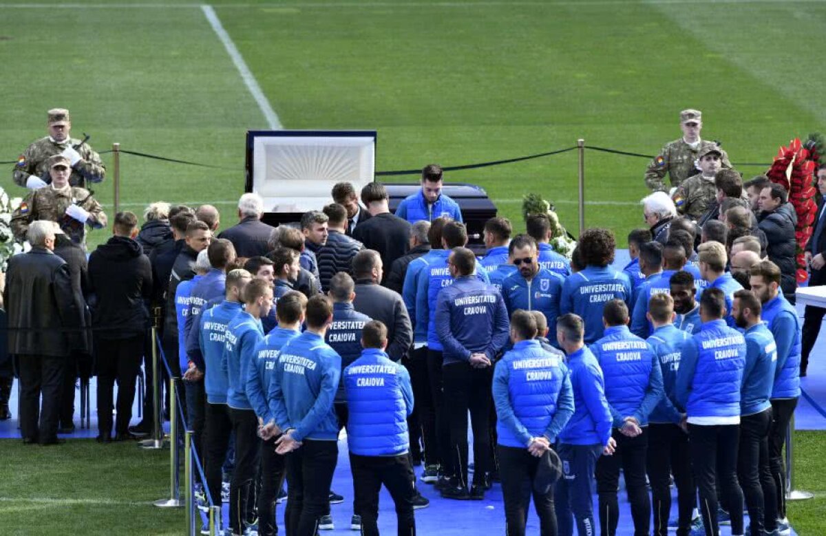 VIDEO + FOTO // Cei mai plânși cârlionți » Reportaj din Bănie pe ultimul drum al lui Ilie Balaci: "Cea mai lungă și grea zi a fotbalului oltean"