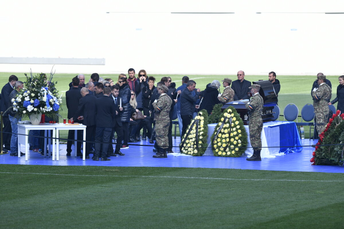 VIDEO + FOTO // Cei mai plânși cârlionți » Reportaj din Bănie pe ultimul drum al lui Ilie Balaci: "Cea mai lungă și grea zi a fotbalului oltean"