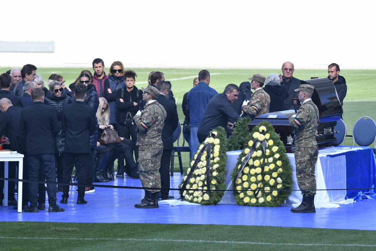 VIDEO + FOTO // Cei mai plânși cârlionți » Reportaj din Bănie pe ultimul drum al lui Ilie Balaci: "Cea mai lungă și grea zi a fotbalului oltean"