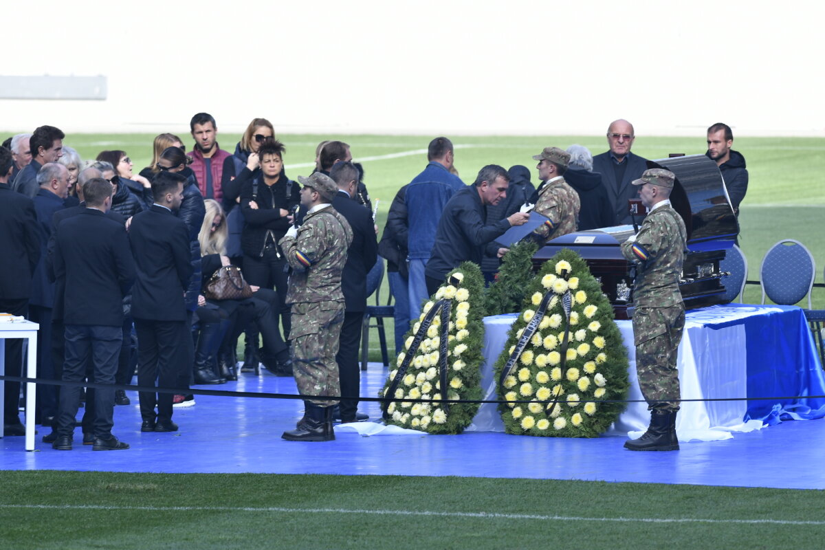 VIDEO + FOTO // Cei mai plânși cârlionți » Reportaj din Bănie pe ultimul drum al lui Ilie Balaci: "Cea mai lungă și grea zi a fotbalului oltean"
