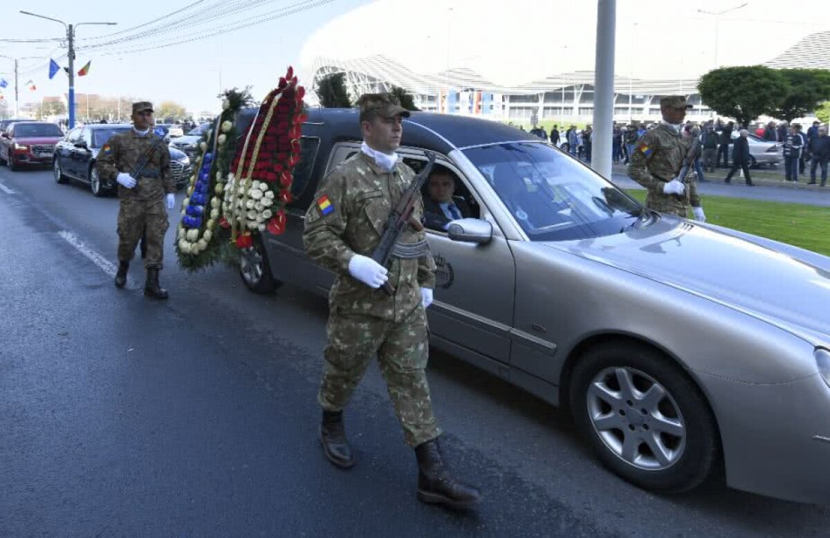 VIDEO + FOTO // Cei mai plânși cârlionți » Reportaj din Bănie pe ultimul drum al lui Ilie Balaci: "Cea mai lungă și grea zi a fotbalului oltean"