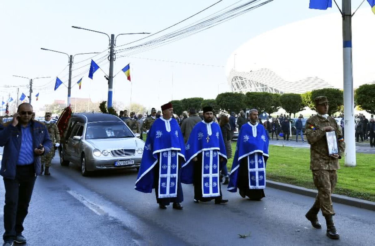 VIDEO + FOTO // Cei mai plânși cârlionți » Reportaj din Bănie pe ultimul drum al lui Ilie Balaci: "Cea mai lungă și grea zi a fotbalului oltean"