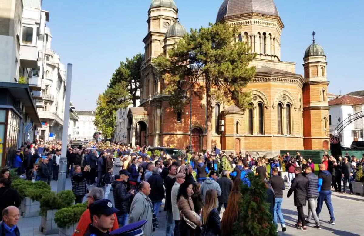 VIDEO + FOTO // Cei mai plânși cârlionți » Reportaj din Bănie pe ultimul drum al lui Ilie Balaci: "Cea mai lungă și grea zi a fotbalului oltean"