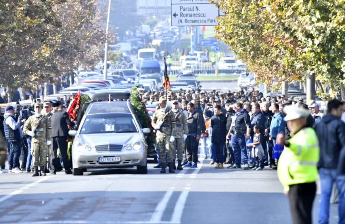 VIDEO + FOTO // Cei mai plânși cârlionți » Reportaj din Bănie pe ultimul drum al lui Ilie Balaci: "Cea mai lungă și grea zi a fotbalului oltean"