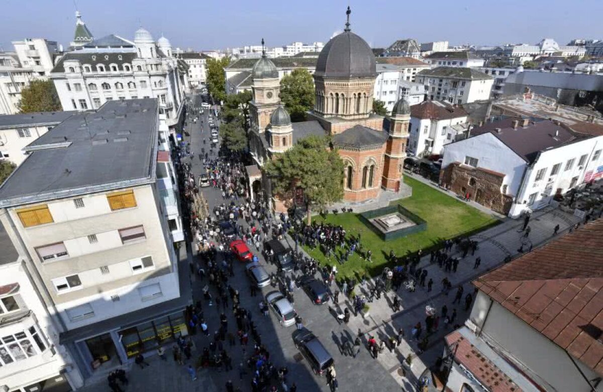 VIDEO + FOTO // Cei mai plânși cârlionți » Reportaj din Bănie pe ultimul drum al lui Ilie Balaci: "Cea mai lungă și grea zi a fotbalului oltean"