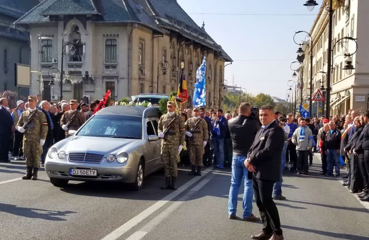 VIDEO + FOTO // Cei mai plânși cârlionți » Reportaj din Bănie pe ultimul drum al lui Ilie Balaci: "Cea mai lungă și grea zi a fotbalului oltean"