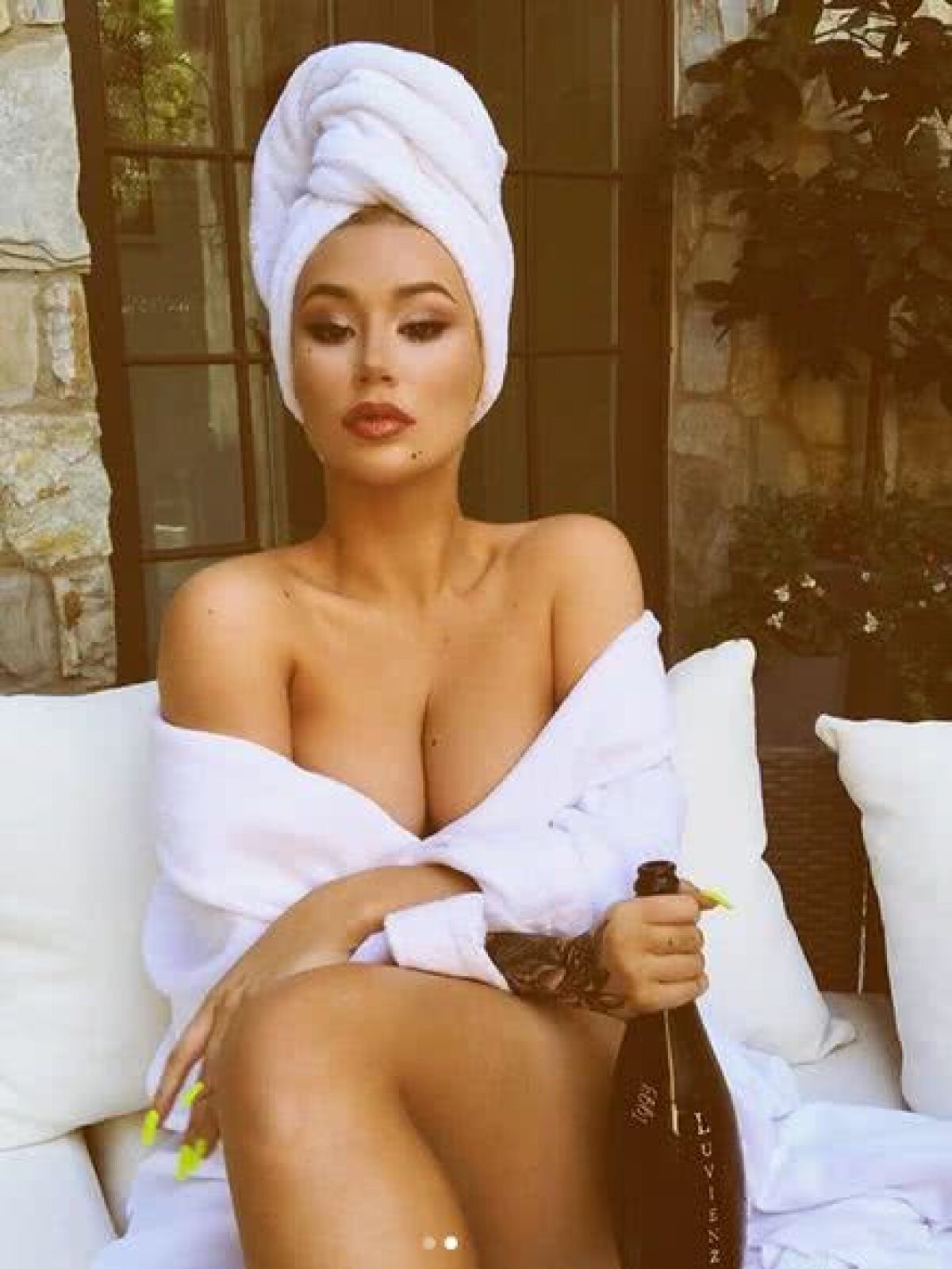 FOTO Iggy Azalea revine în centrul atenției cu o fotografie în care apare aproape goală!