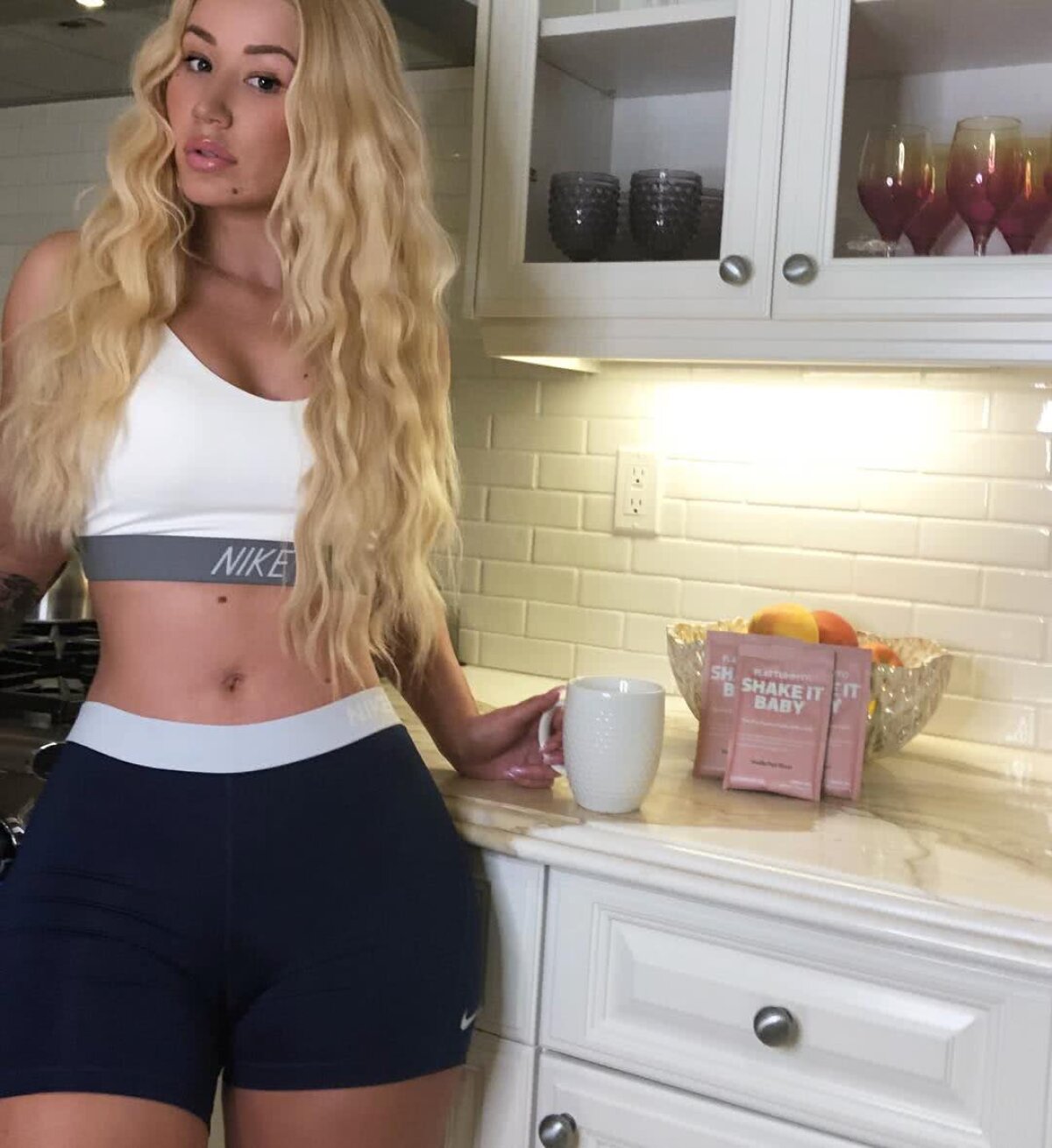 FOTO Iggy Azalea revine în centrul atenției cu o fotografie în care apare aproape goală!