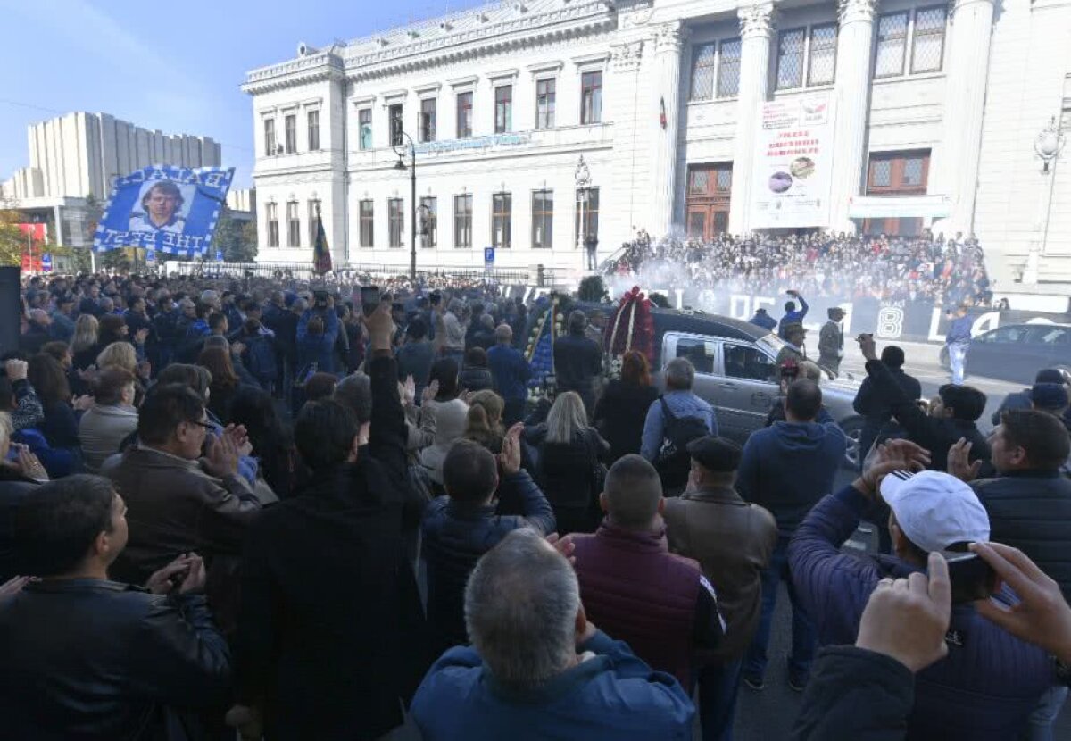 VIDEO + FOTO // Cei mai plânși cârlionți » Reportaj din Bănie pe ultimul drum al lui Ilie Balaci: "Cea mai lungă și grea zi a fotbalului oltean"