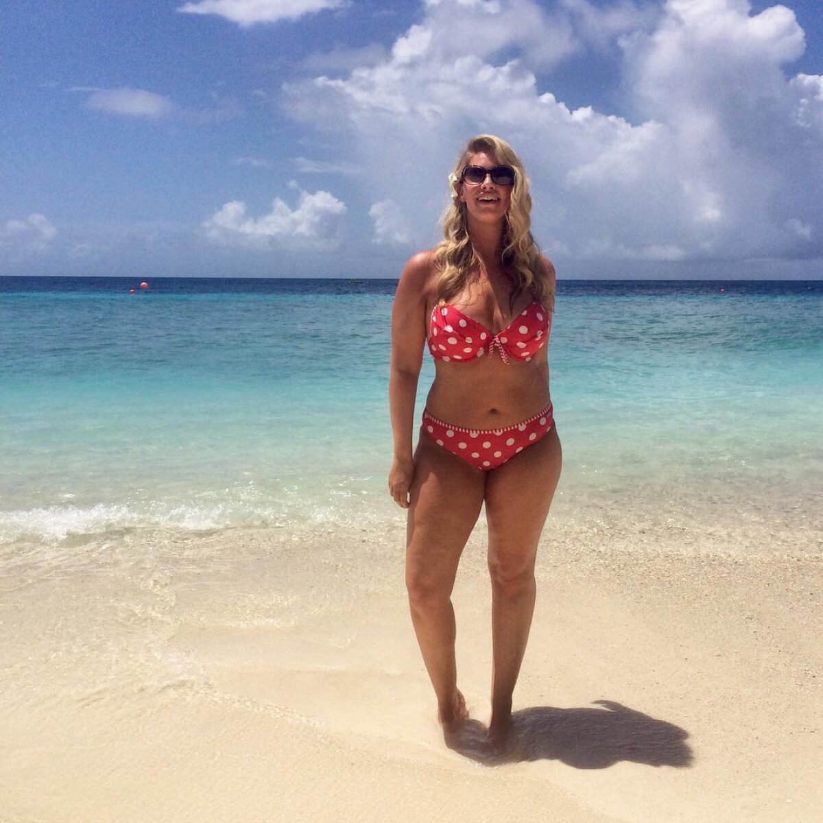 FOTO O vacanță nesfârșită! Fotografii fierbinți la plajă cu fotomodelul momentului