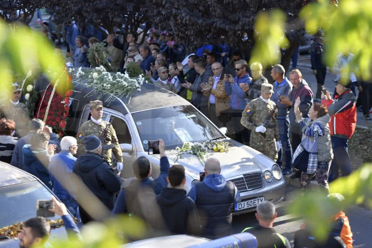 VIDEO + FOTO // Cei mai plânși cârlionți » Reportaj din Bănie pe ultimul drum al lui Ilie Balaci: "Cea mai lungă și grea zi a fotbalului oltean"