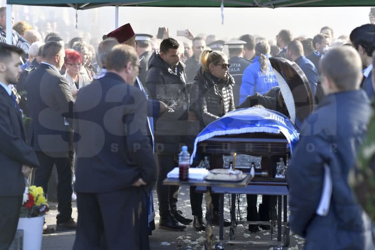 VIDEO + FOTO // Cei mai plânși cârlionți » Reportaj din Bănie pe ultimul drum al lui Ilie Balaci: "Cea mai lungă și grea zi a fotbalului oltean"