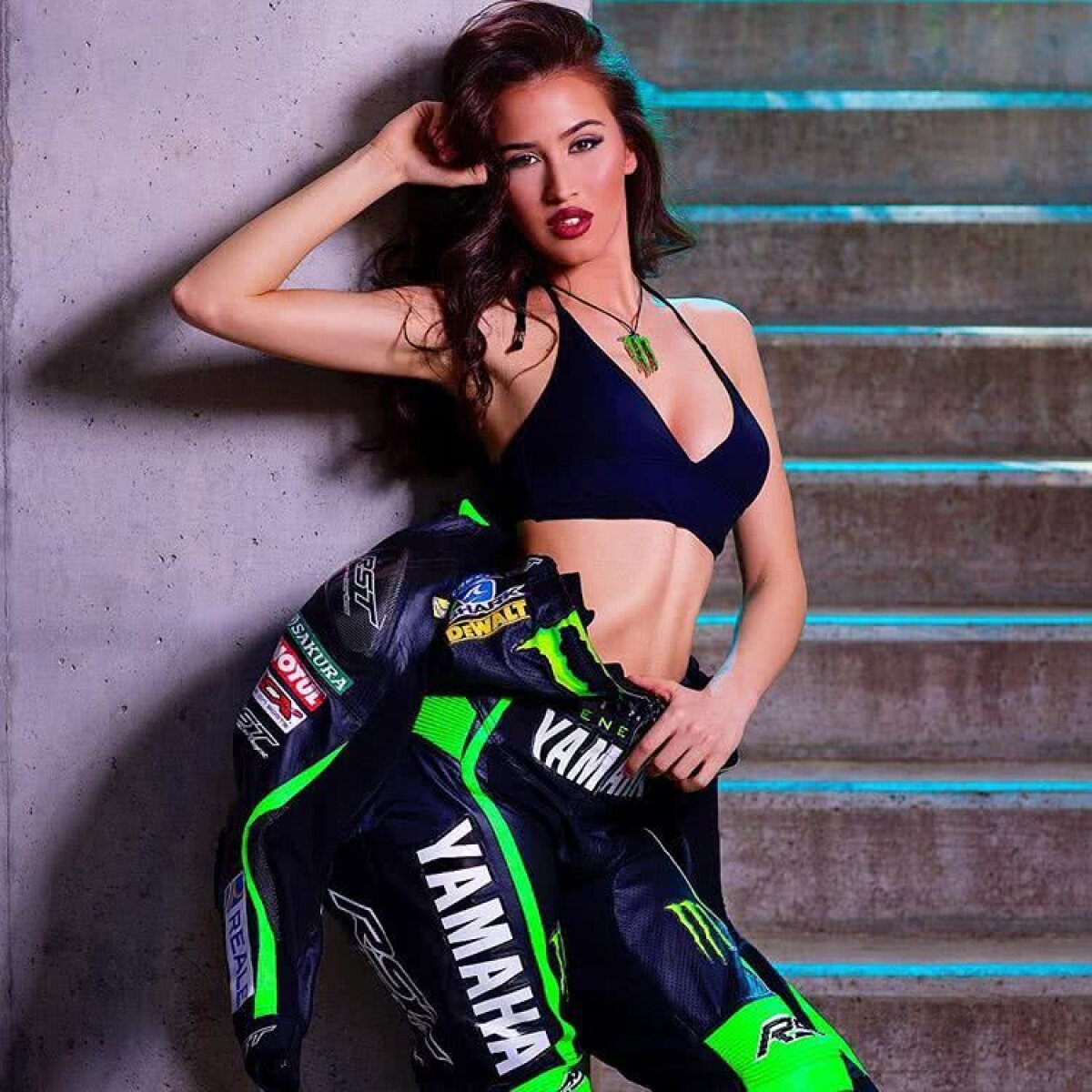FOTO Martina ambalează motoarele » Cea mai sexy ”Monster Girl” dă culoare curselor din MotoGP