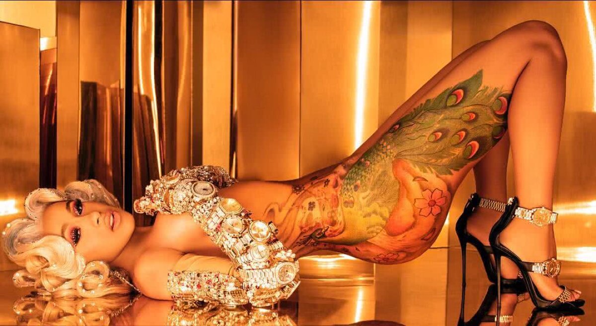 FOTO Exces! O rapperiță a pozat nud cu zeci de bijuterii și ceasuri de lux pe mâini