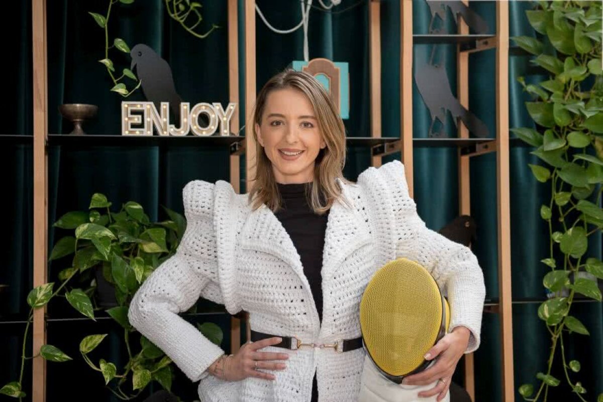 GALERIE FOTO Autentica Ana » Spadasina Ana Maria Popescu prezintă în Anul Centenarului ținutele a 100 de designeri români