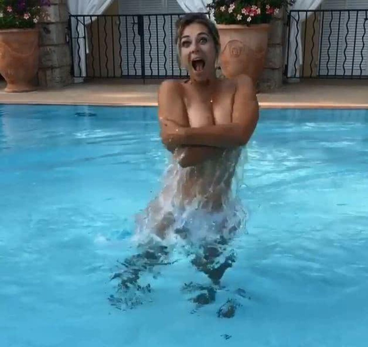 FOTO Elizabeth Hurley, apariție mai sexy ca niciodată într-un costum de baie minuscul!