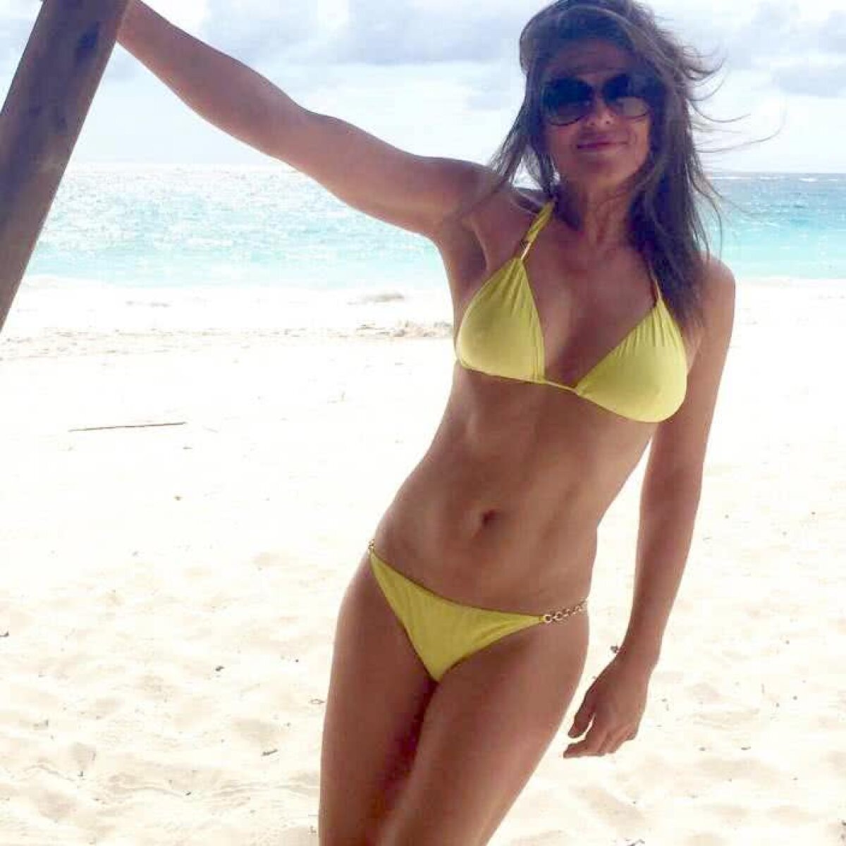 FOTO Elizabeth Hurley, apariție mai sexy ca niciodată într-un costum de baie minuscul!