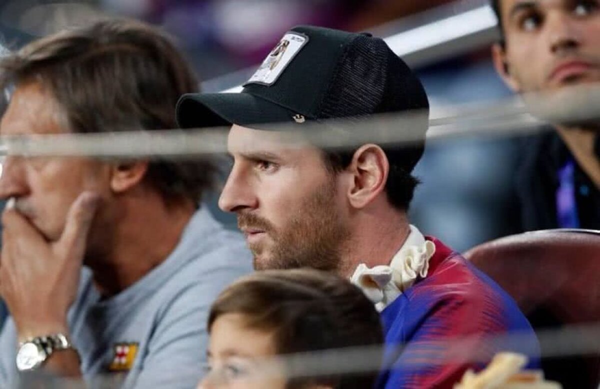 FOTO Ca un leu în cușcă! Imagini fabuloase cu Messi forțat să stea în tribună la Barcelona - Inter
