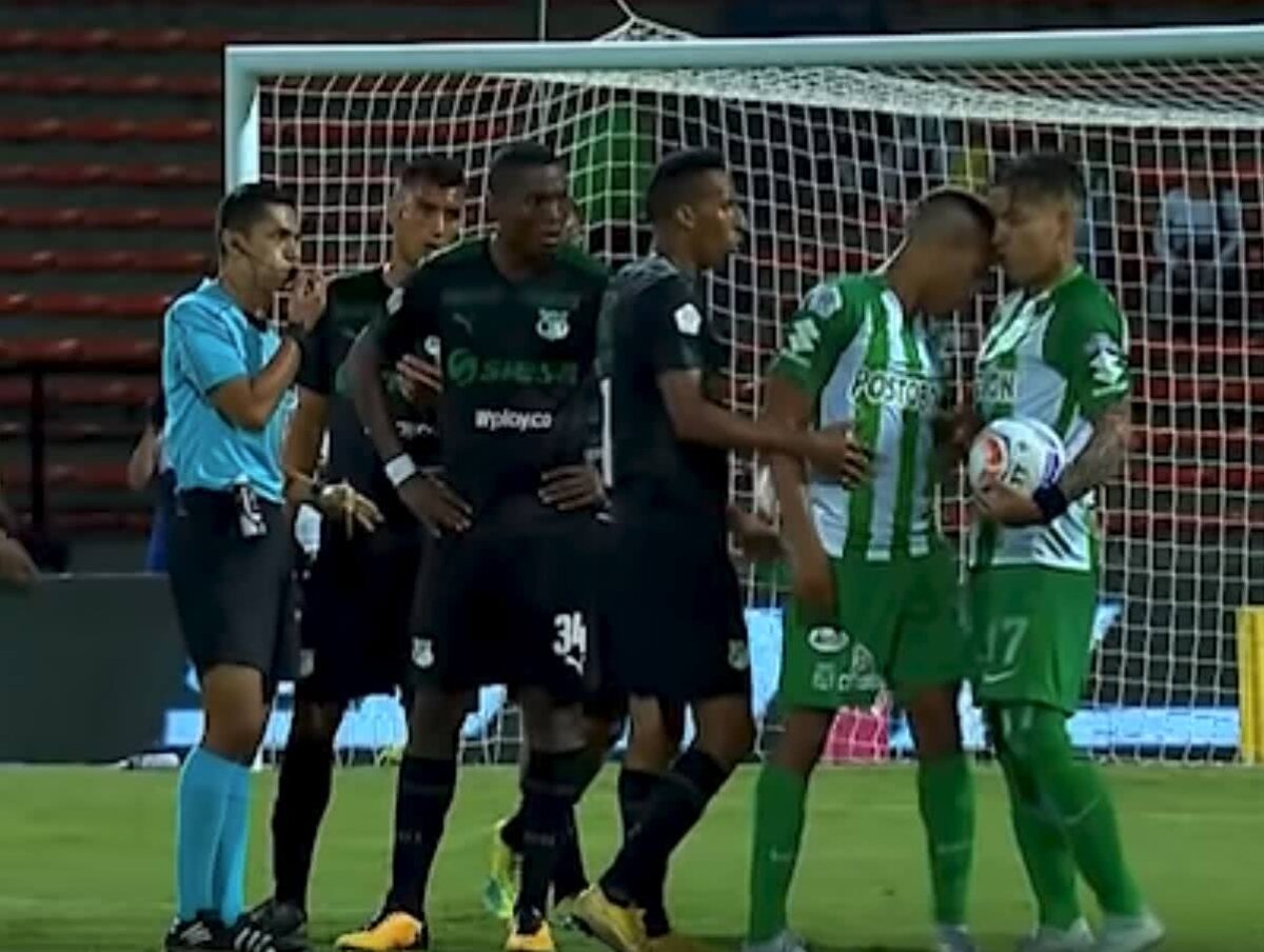 FOTO Fostul stelist Dayro Moreno s-a bătut cu un coleg în timpul meciului și a fost dat afară de Atlético Nacional! 