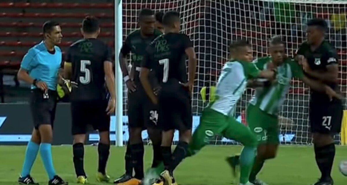 FOTO Fostul stelist Dayro Moreno s-a bătut cu un coleg în timpul meciului și a fost dat afară de Atlético Nacional! 