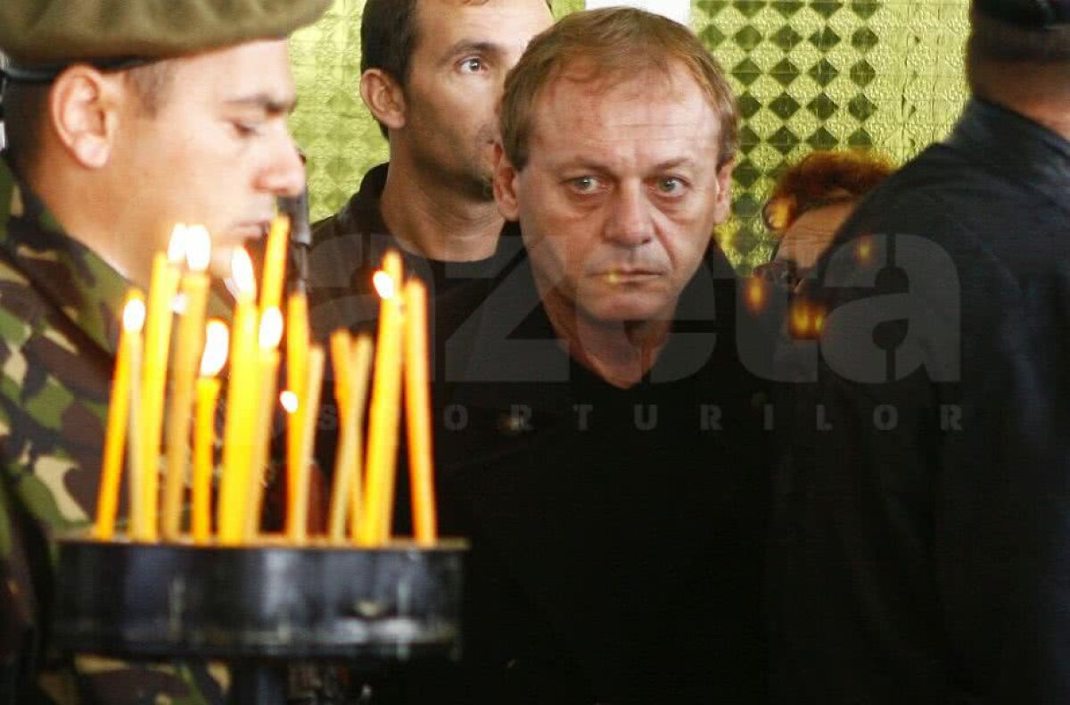 GALERIE FOTO Octombrie negru: luna în care ne părăsesc geniile » 11 ani de la moartea lui Dobrin! 20 de imagini răvășitoare: Balaci, Păunescu, Ștefan Iordache, Dinică, Nae Manea la căpătâiul "Gâscanului"