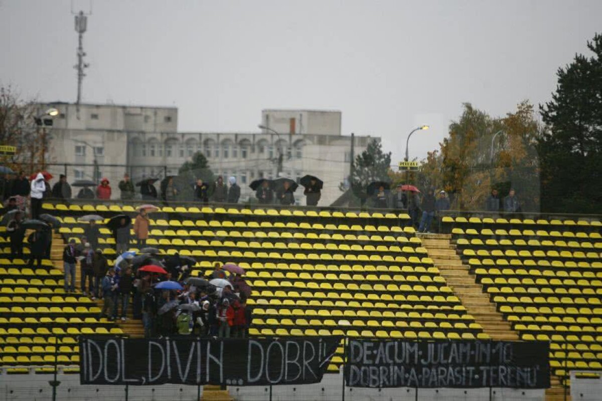 GALERIE FOTO Octombrie negru: luna în care ne părăsesc geniile » 11 ani de la moartea lui Dobrin! 20 de imagini răvășitoare: Balaci, Păunescu, Ștefan Iordache, Dinică, Nae Manea la căpătâiul "Gâscanului"