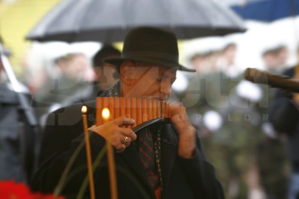GALERIE FOTO Octombrie negru: luna în care ne părăsesc geniile » 11 ani de la moartea lui Dobrin! 20 de imagini răvășitoare: Balaci, Păunescu, Ștefan Iordache, Dinică, Nae Manea la căpătâiul "Gâscanului"