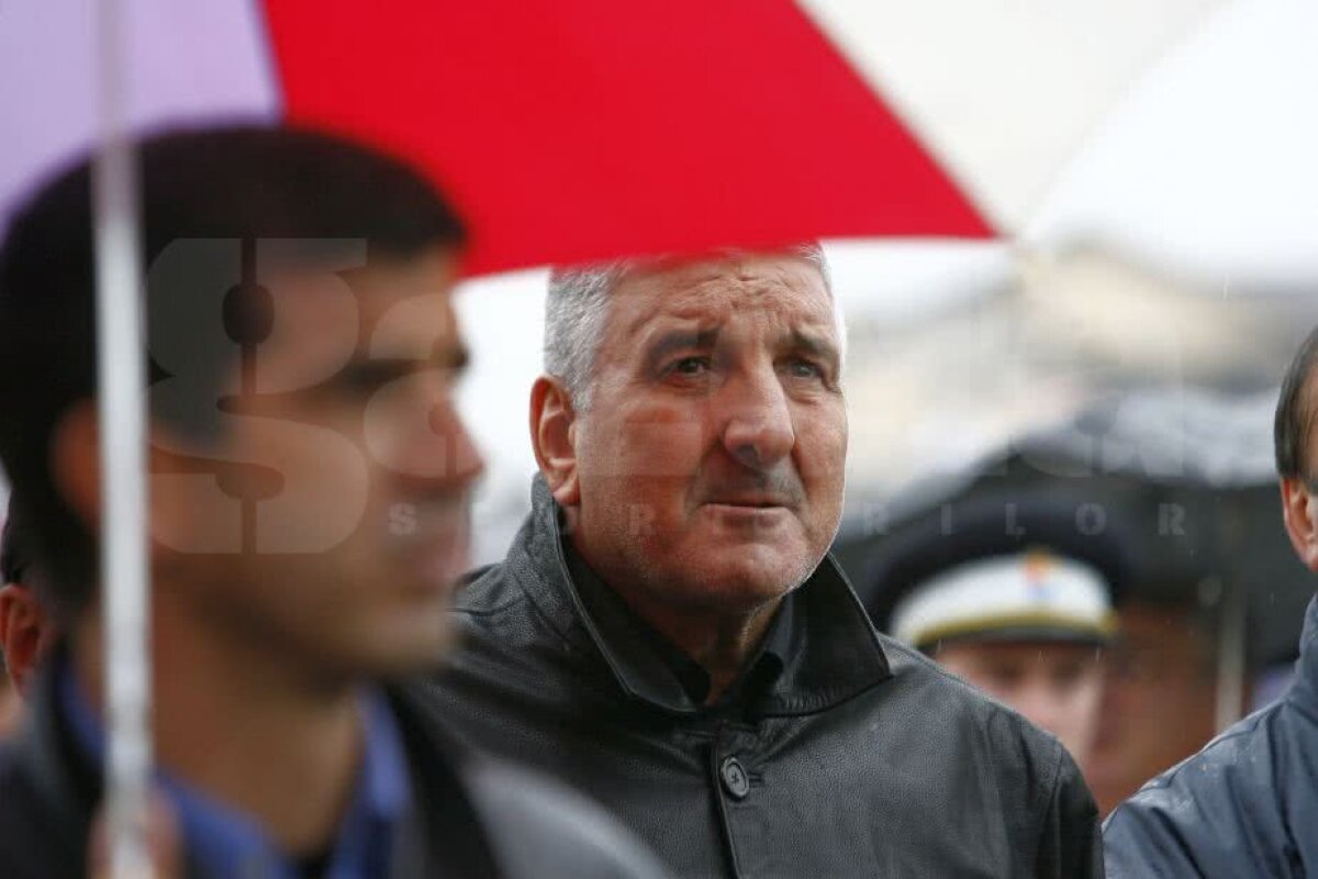 GALERIE FOTO Octombrie negru: luna în care ne părăsesc geniile » 11 ani de la moartea lui Dobrin! 20 de imagini răvășitoare: Balaci, Păunescu, Ștefan Iordache, Dinică, Nae Manea la căpătâiul "Gâscanului"