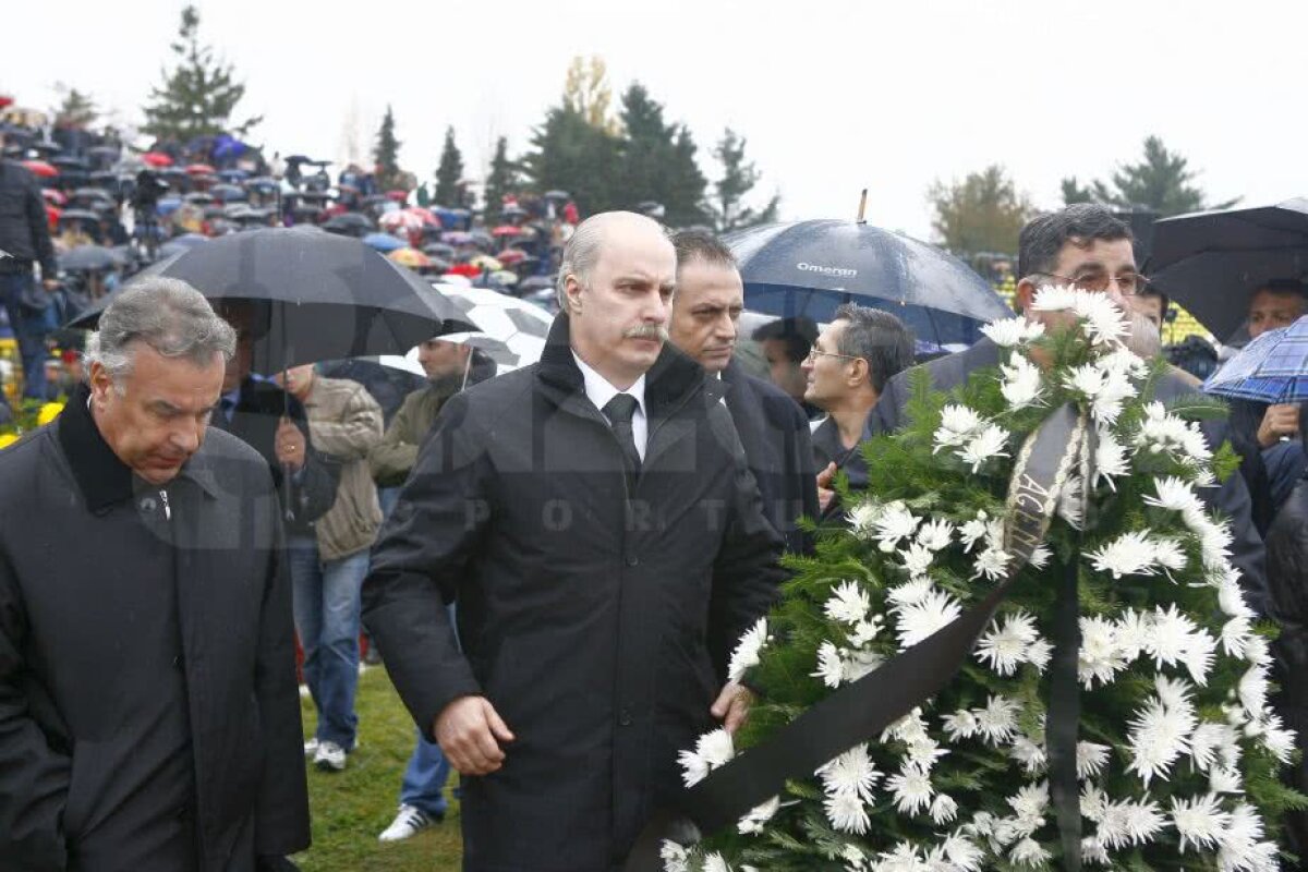 GALERIE FOTO Octombrie negru: luna în care ne părăsesc geniile » 11 ani de la moartea lui Dobrin! 20 de imagini răvășitoare: Balaci, Păunescu, Ștefan Iordache, Dinică, Nae Manea la căpătâiul "Gâscanului"